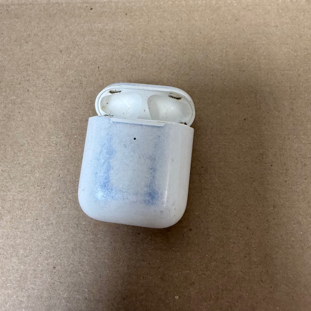 Apple AirPods Wireless‎ Charging Case A1938 White Fair Stained Functional